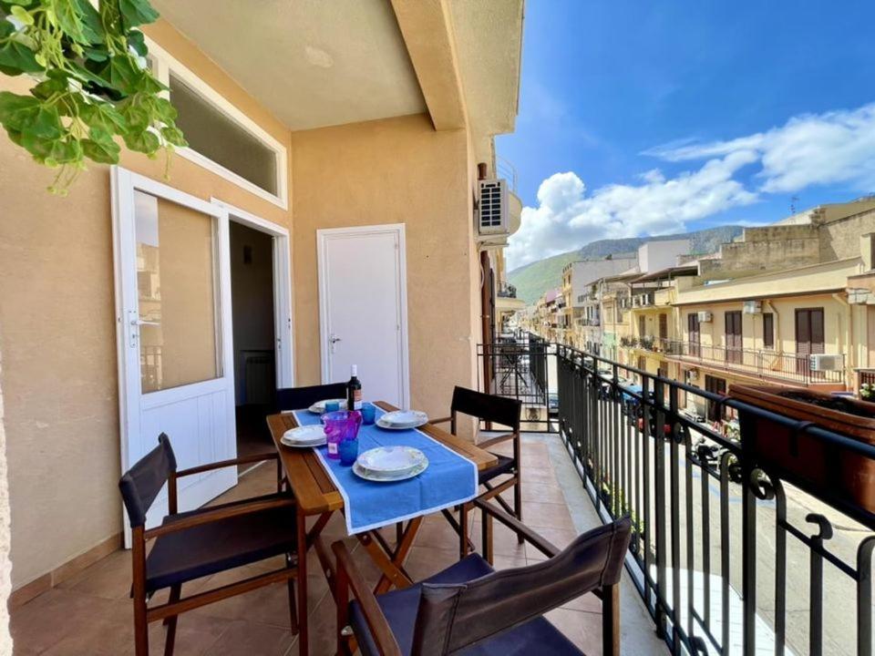 Apartment In The Center Теразини Екстериор снимка